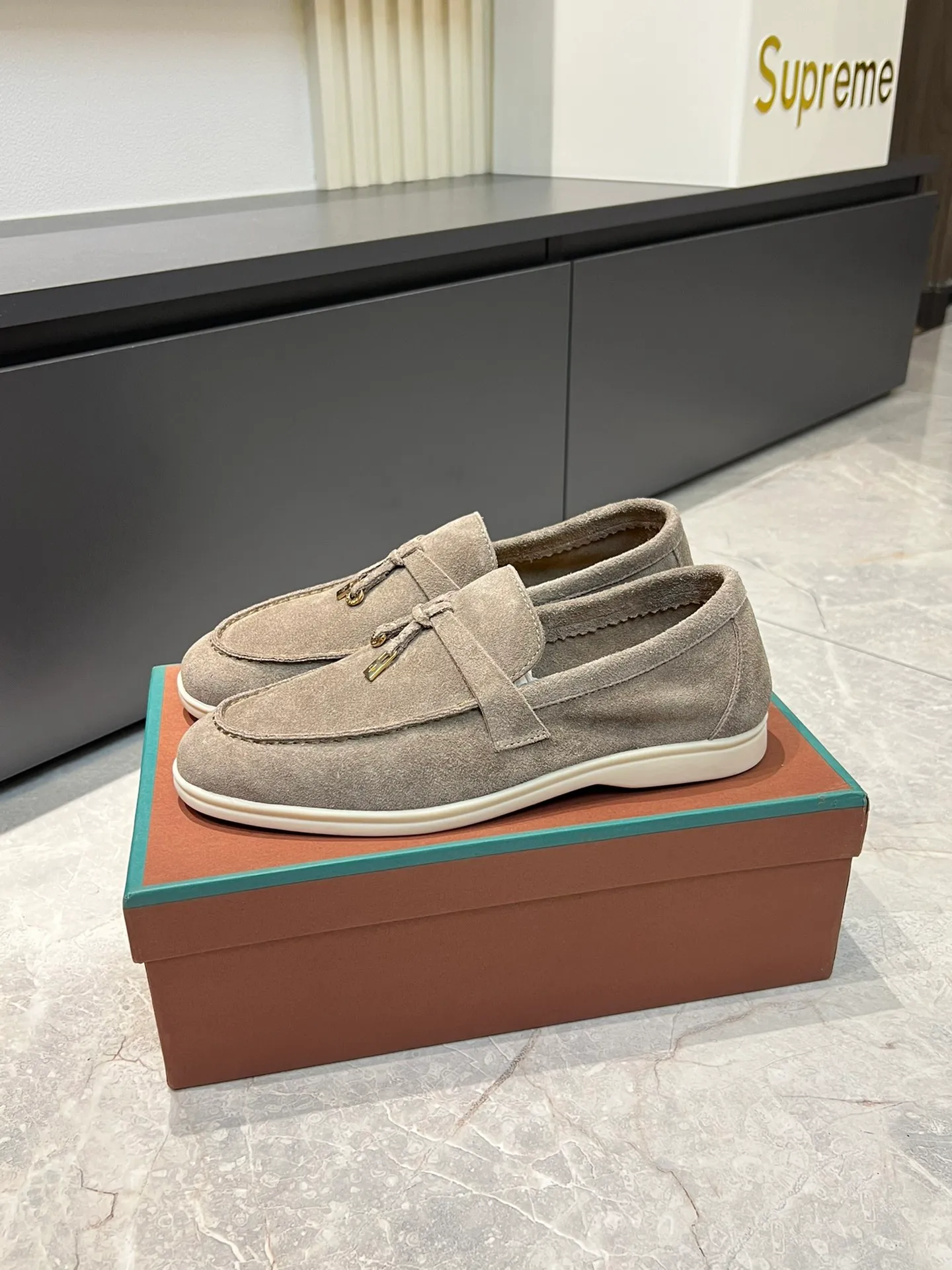 Men's shoes 💰p360 "Loro men's shoes 💰pian'*" Classic L men's shoes for couples 💰p Top version British flat loafers, a must-have item in old money style, the minimalist design is eye-catching and durable, a plus point for dressing The soft foot feel and texture are outstanding. They don’t scratch your feet and are very nice. They are matched with soft and waxy soles. They can be worn daily for a long time without getting tired. They are easy to wear, versatile and classic items, with perfect foot feel and texture! Imported cashmere fabric, the lining is made of imported A-grade water-dyed cow lining, the top version of the genuine leather midsole is sewn with pure handmade mark thread! Size: Female 35-40 (34. Customized) Male 38-44 (45.46. Customized)